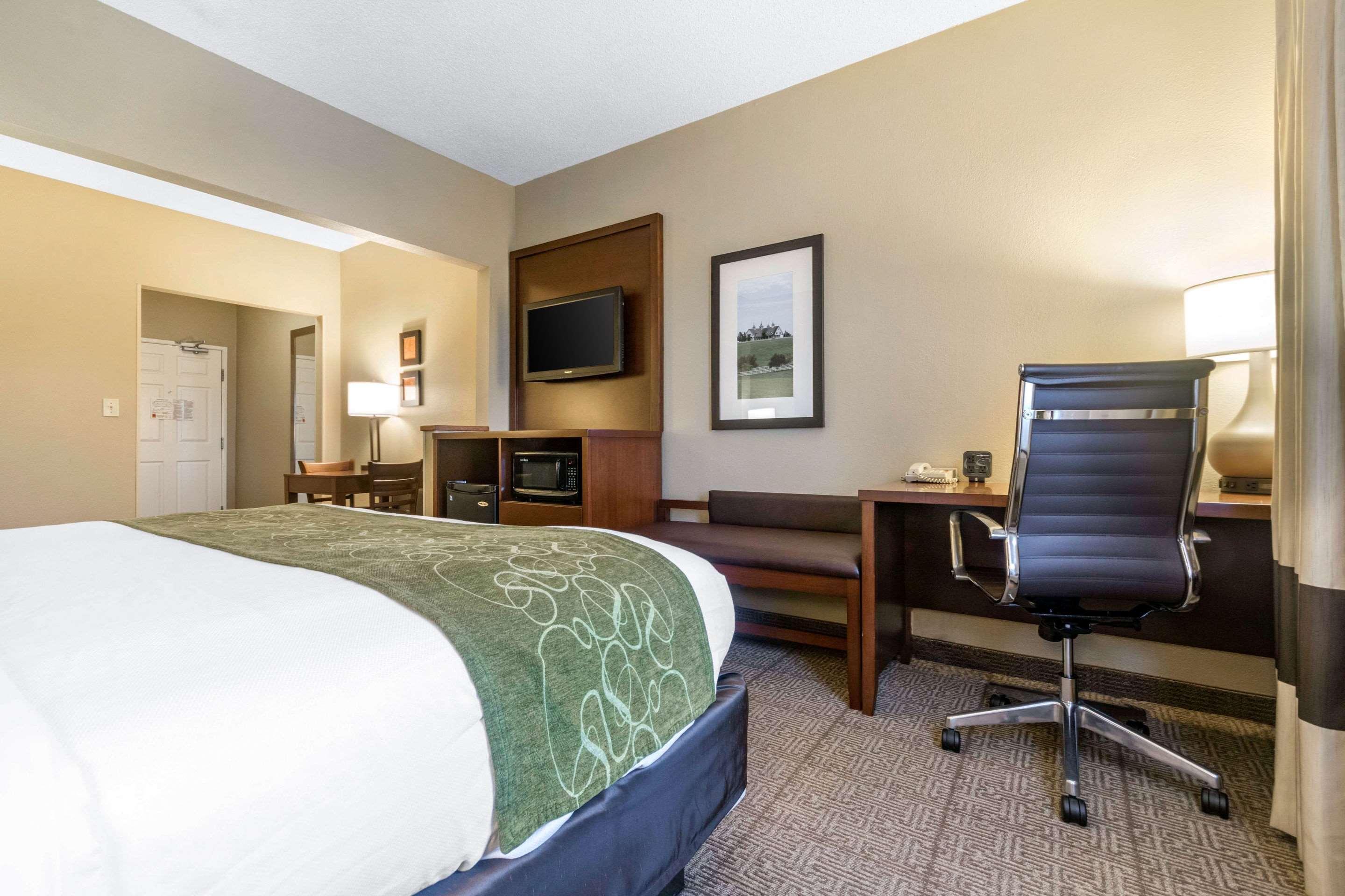 Comfort Suites Keeneland Lexington Exterior photo